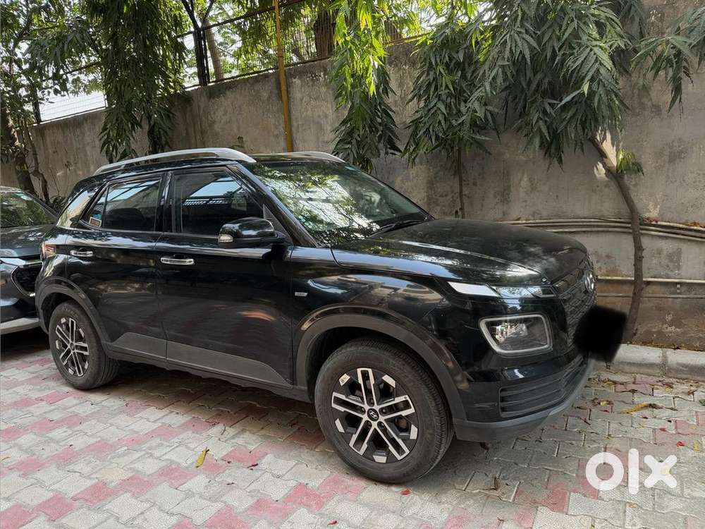Hyundai Venue 2022 Petrol 25000 Km Driven
