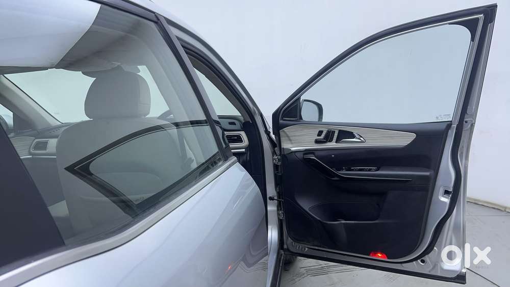 Mahindra Xuv700 2.0 Ax 7 Petrol Mt Str, 2021, Petrol