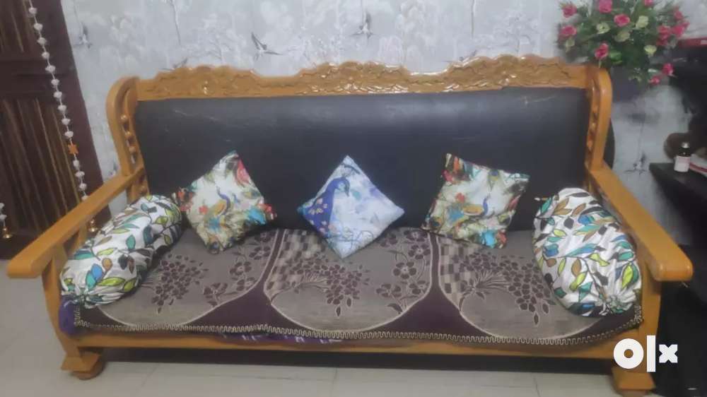 Old wooden deals sofa set olx