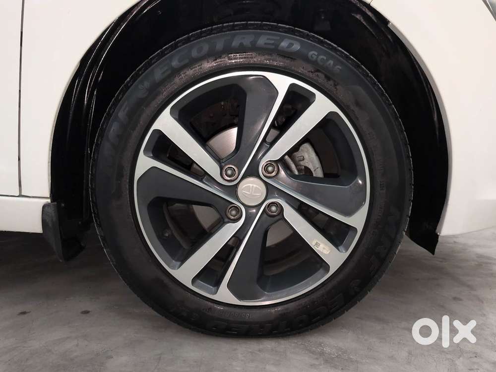 Tata Altroz Xza Petrol, 2025, Petrol