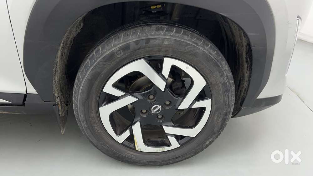 Nissan Magnite 1.0 Xv Premium, 2023, Petrol