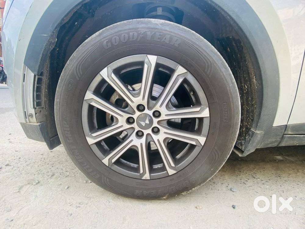 Mahindra Xuv700 2.0 Ax 7 Petrol At Str, 2023, Petrol
