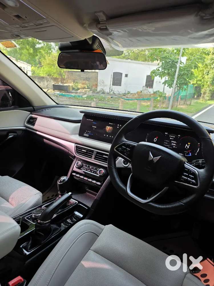 Mahindra Xuv700 2025 Diesel Well Maintained