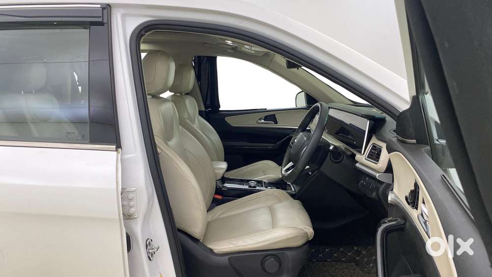 Mahindra Xuv700 2.0 Ax 7 Petrol At Str, 2023, Diesel