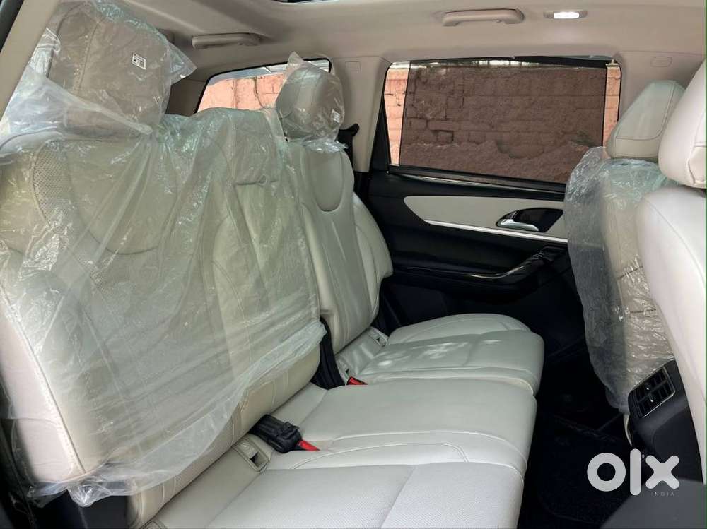 Mahindra Xuv700 2.0 Ax 7 Petrol At Luxury Pack Str, 2025, Petrol