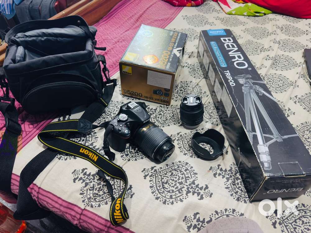 Nikon D5200 DSLR + tripod + filter & flower