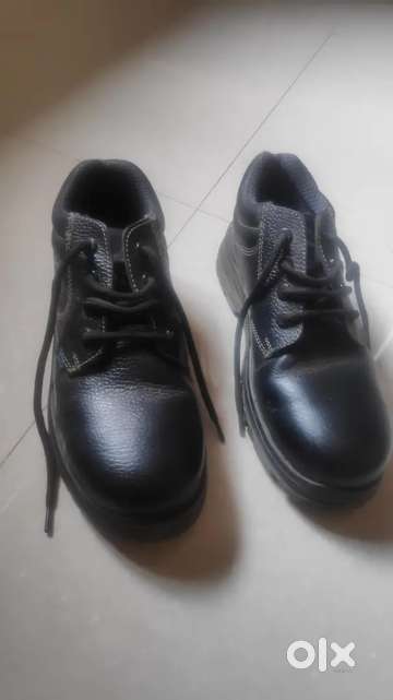 Safety on sale shoes olx