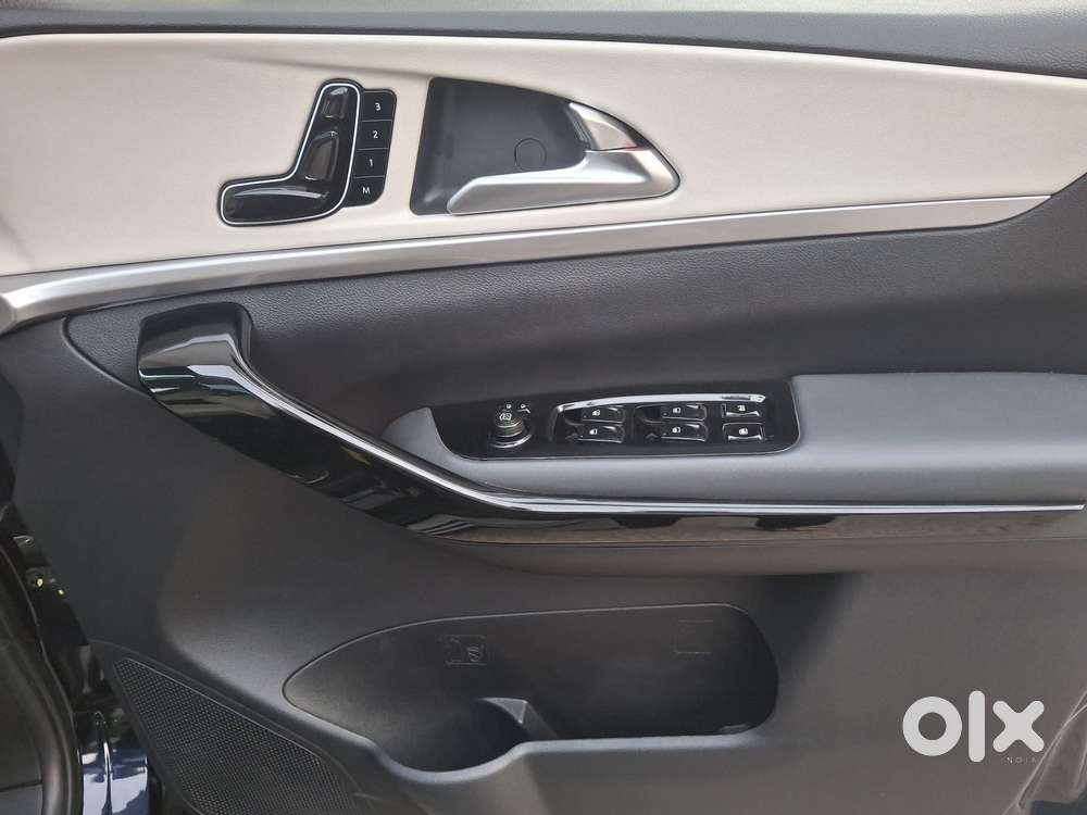 Mahindra Xuv700 2.0 Ax 7 Petrol At Str, 2024, Petrol