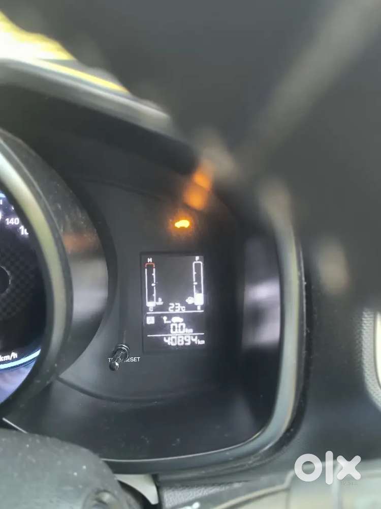 Hyundai Venue Sx Diesel (2020) White,1st Owner,insured Upto Feb 27.