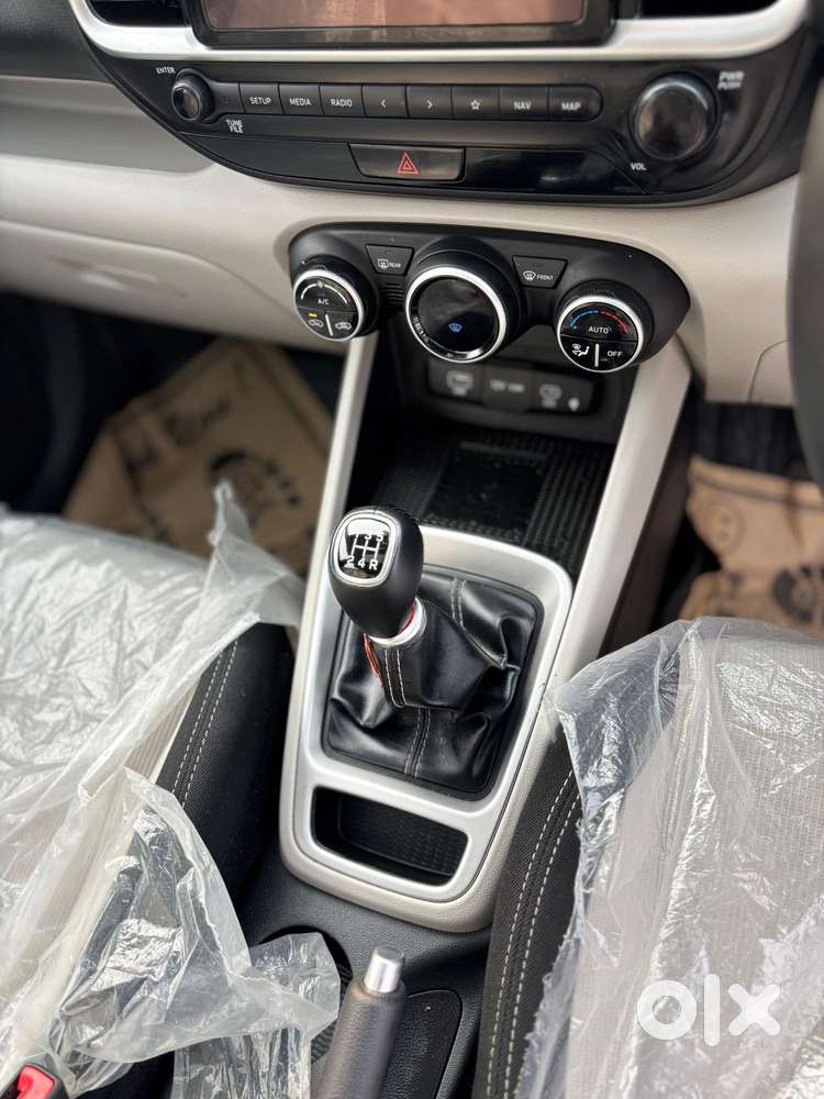 Hyundai Venue Sx Mt, 2023, Petrol