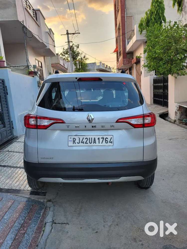 Renault 7-seater Car Showroom Condition