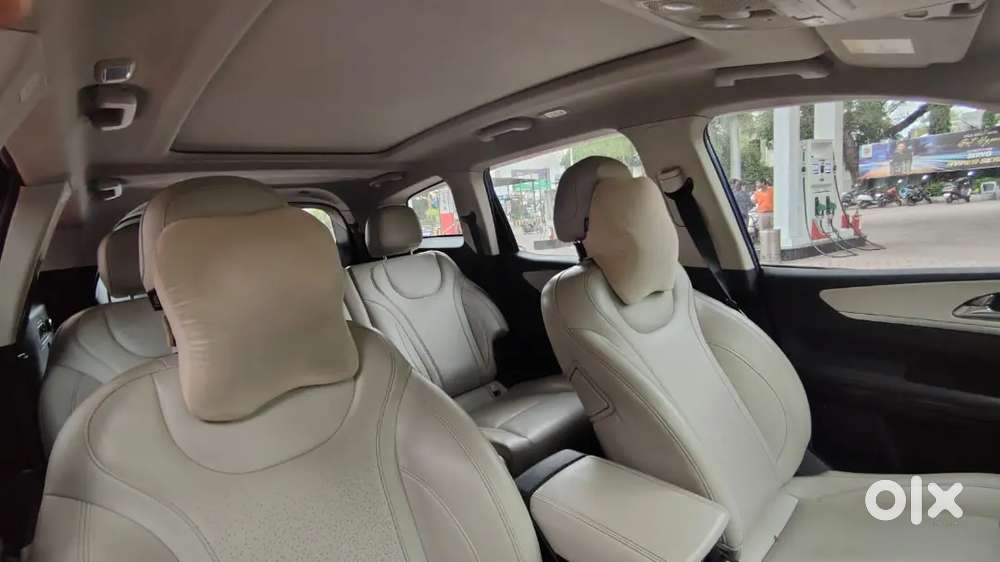 Mahindra Xuv700 2.0 Petrol 2021 Automatic Electric Blue Colour