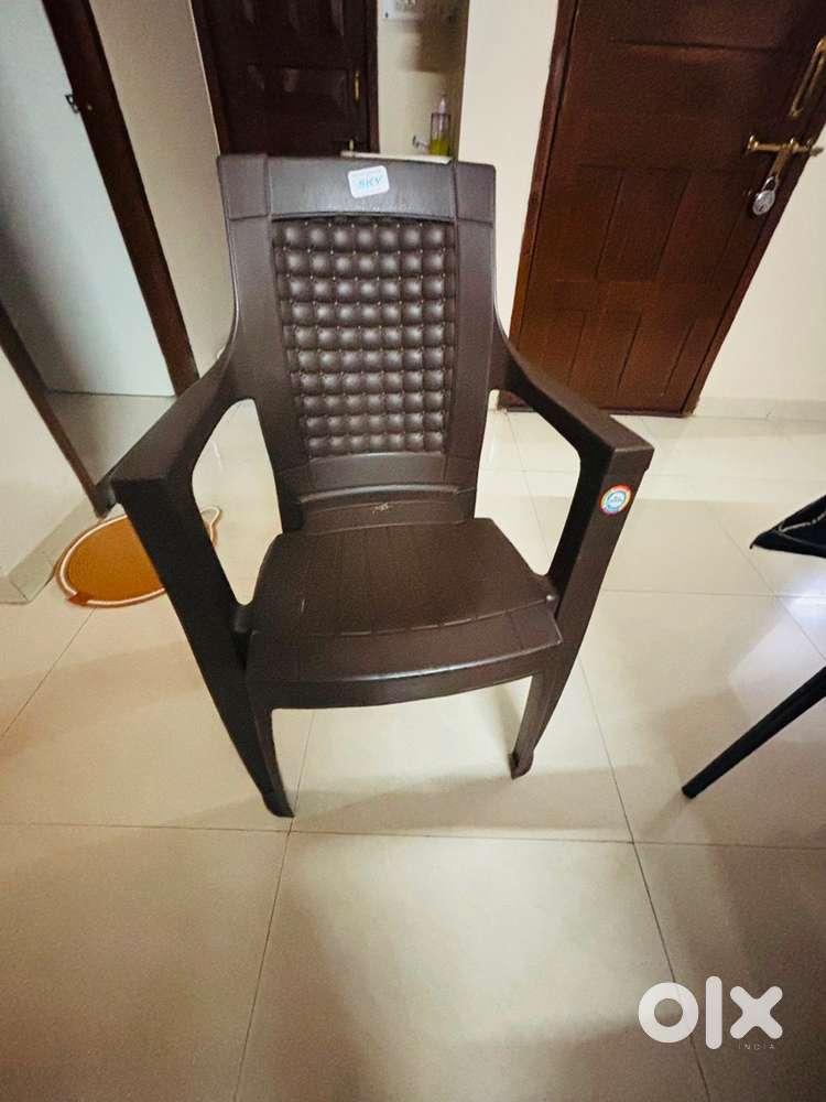 Set of 4 SKY Plastic Chairs &ndash; Excellent Condition