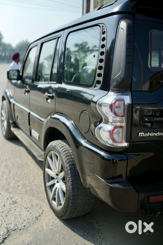 Mahindra Scorpio Black Diesel 2017