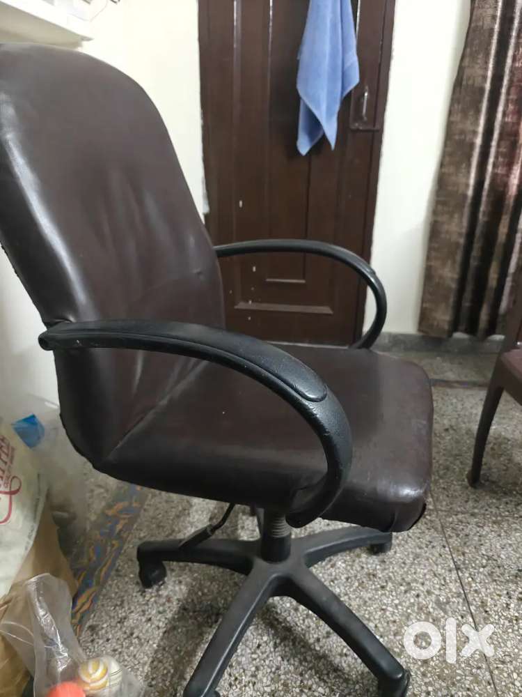 Used rotating Office chair with wheel - Other Household Items in Phase ...