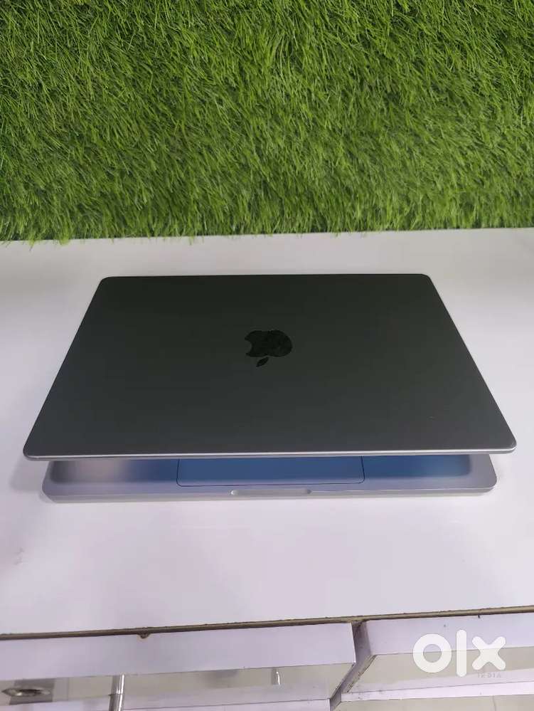 Selling mackbook pro 15 inch core i9 processor 32 gb 512 gb 4gb