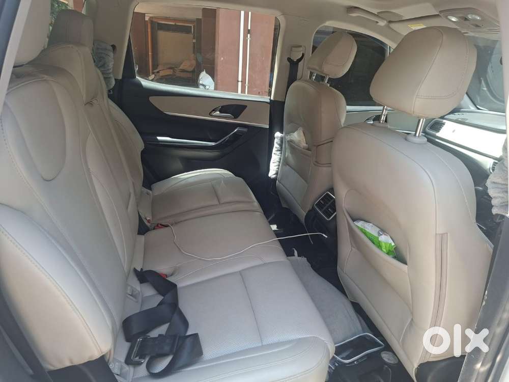Mahindra Xuv700 Ax7 L Petrol At 7-seater  Top Variant  Excellent Con