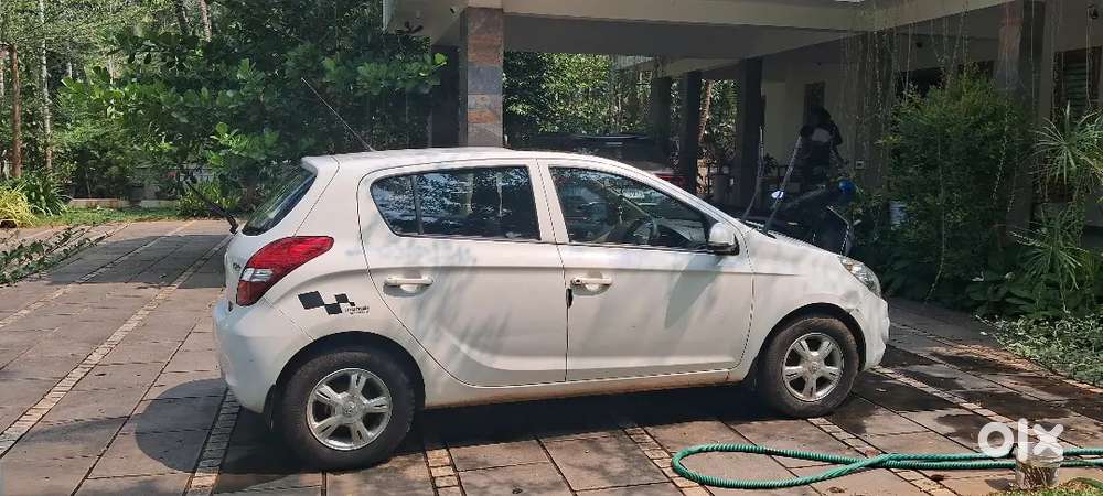 Hyundai I20 Asta Abs With Sunroof 2011