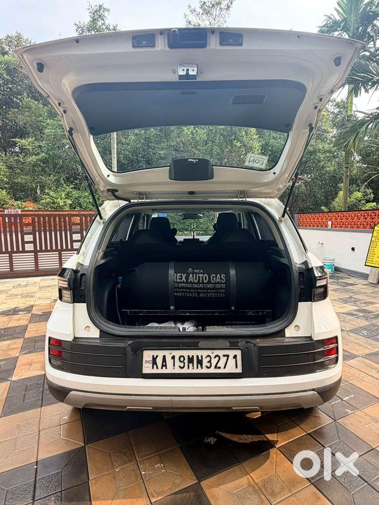 Hyundai Venue  Cng +petrol
