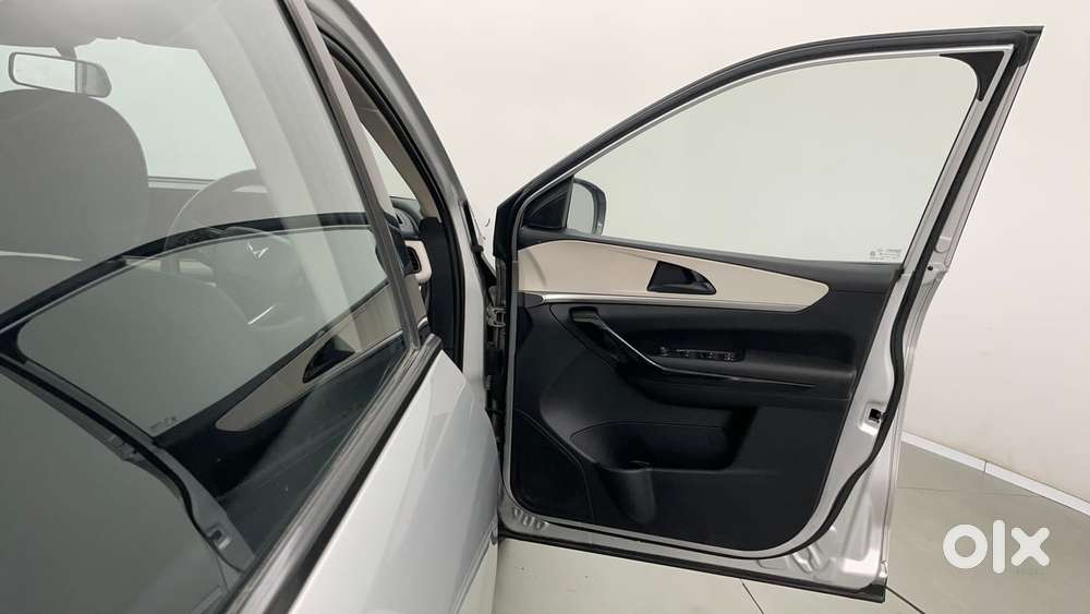 Mahindra Xuv700 2.2 Ax 5 Diesel At 7 Str, 2022, Diesel