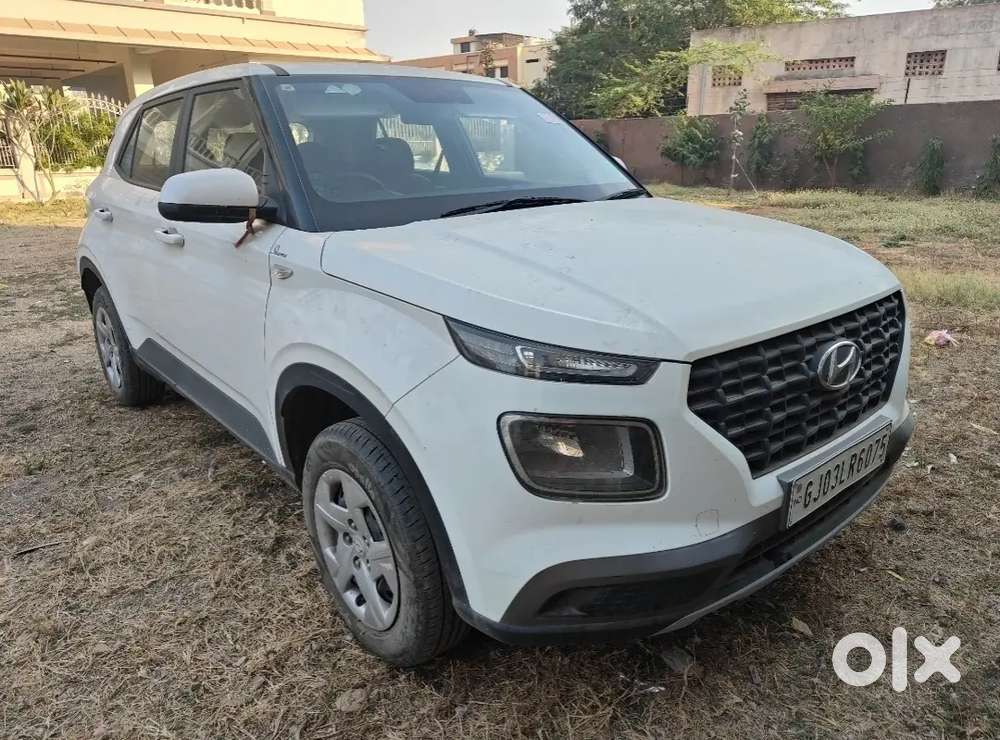 Hyundai Venue 2021 Petrol 15460 Km Used