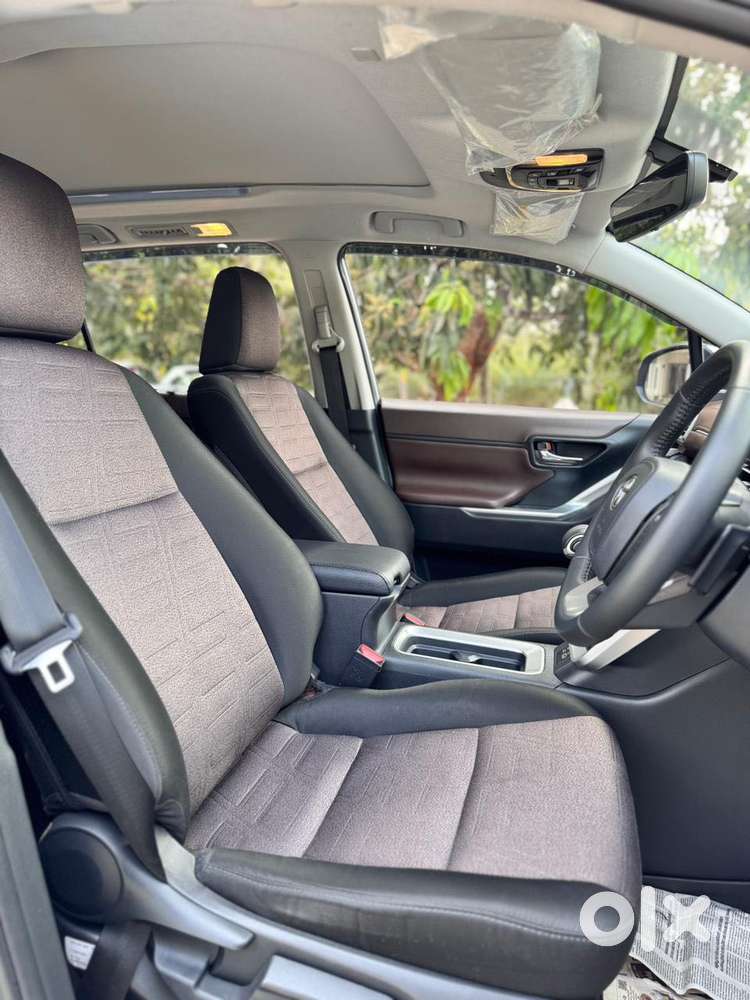 Toyota Innova Hycross