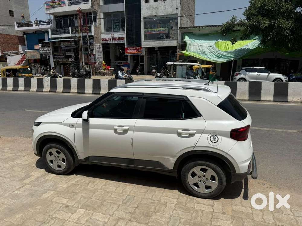 Hyundai Venue 2021 Petrol 49400 Km Driven