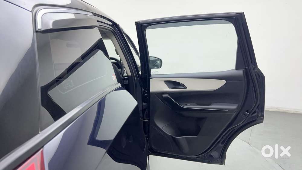 Mahindra Xuv700 2.0 Ax 5 Petrol Mt Str, 2023, Petrol