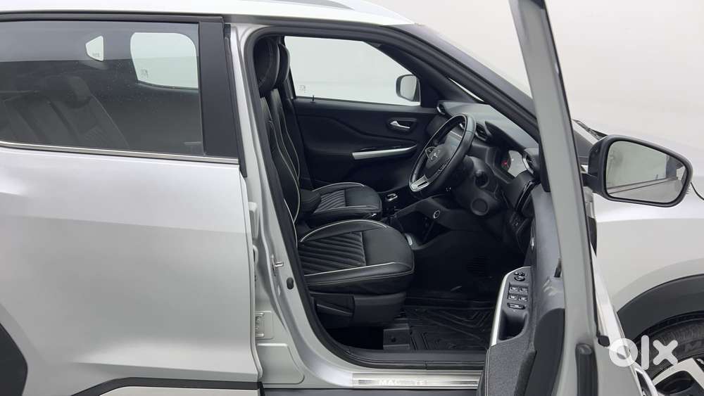 Nissan Magnite 1.0 Xv Premium, 2023, Petrol