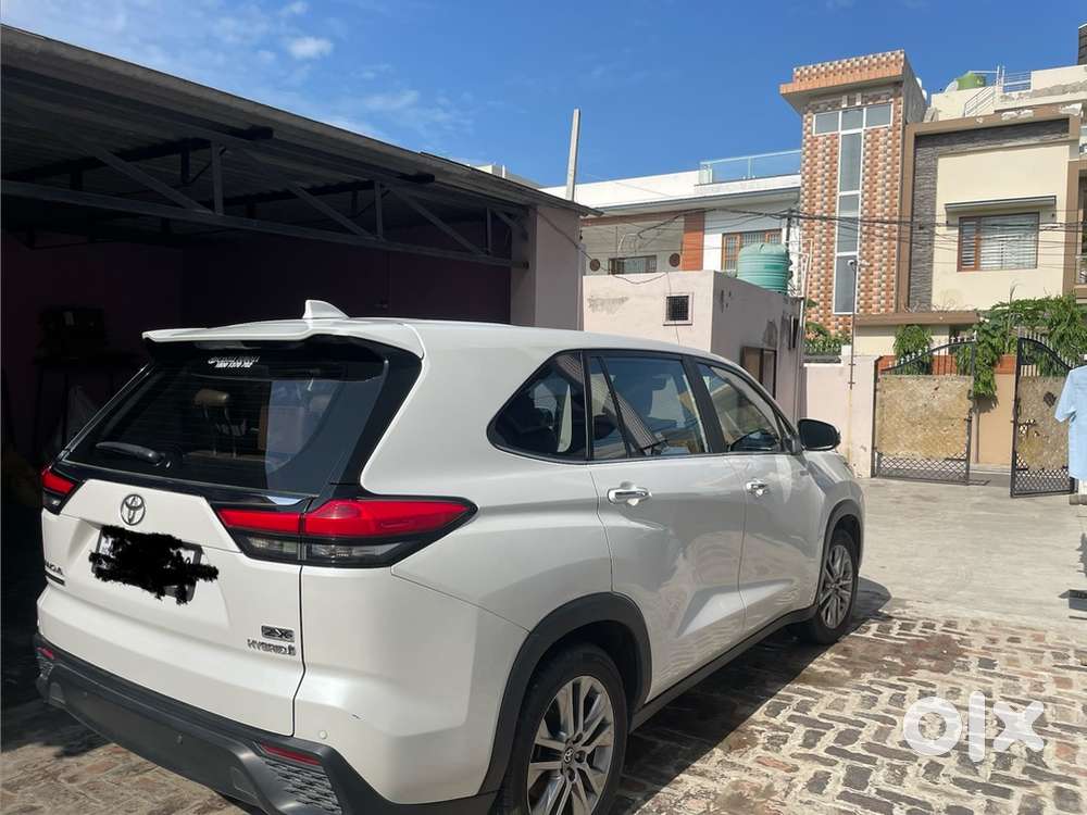 Toyota Innova Hycross 2024 30786 Km Driven