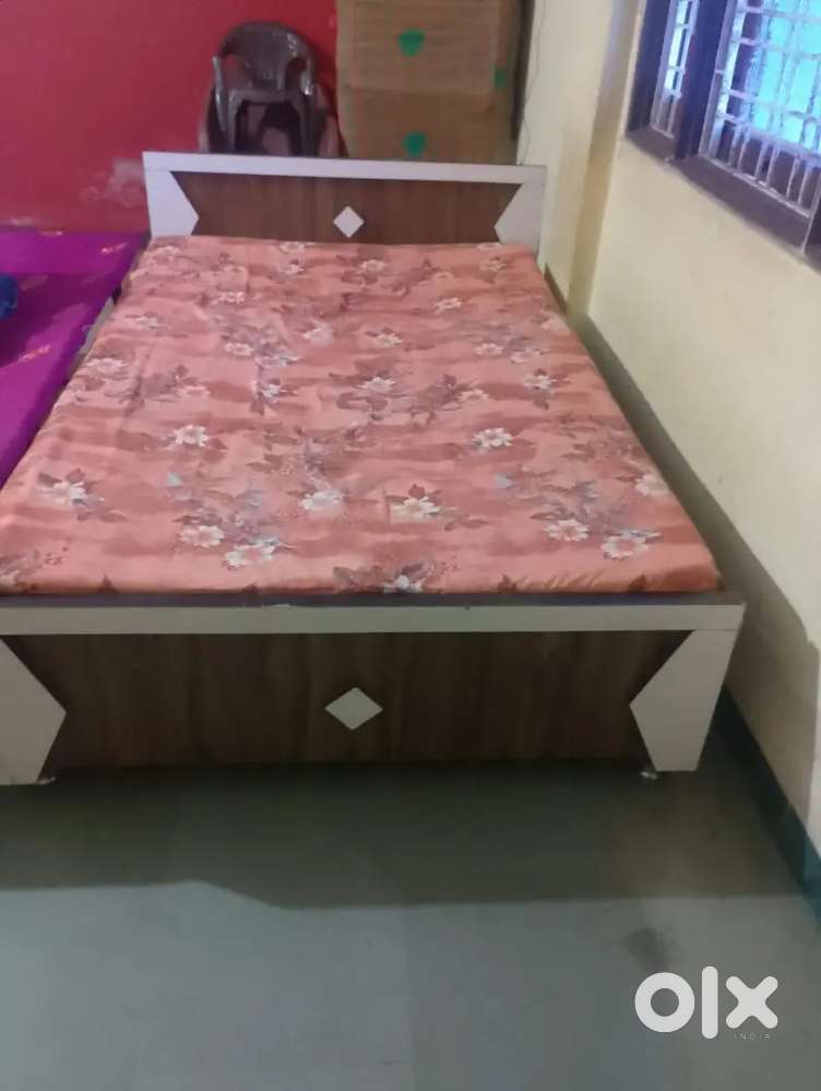 4&times;6 bed with Sleepwell mattress and chairs