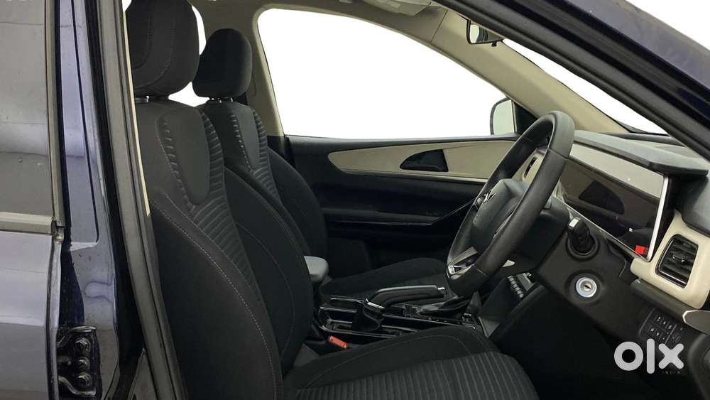 Mahindra Xuv700 2.0 Ax 5 Petrol At Str, 2022, Petrol