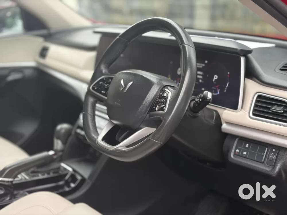 Mahindra Xuv700 2.0 Ax 7 Petrol At Str, 2023, Petrol