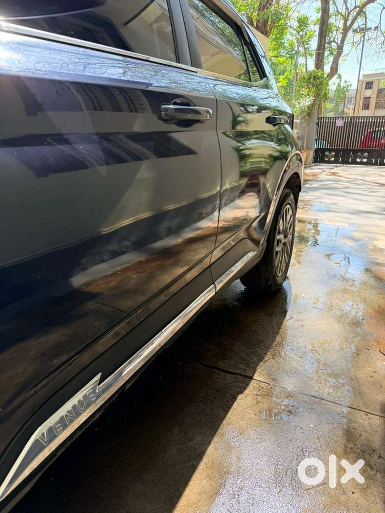 Hyundai Venue 2021 Petrol 29500 Km Driven