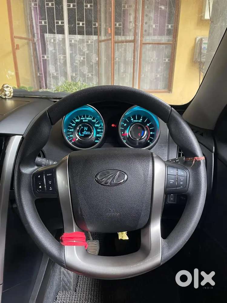 Mahindra Xuv500 W7 Pearl White  49000 Km Driven