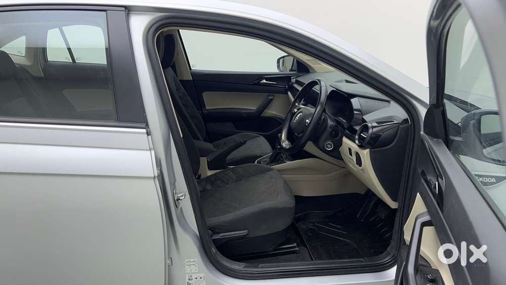 Skoda Slavia Ambition 1.0l Tsi At, 2022, Petrol