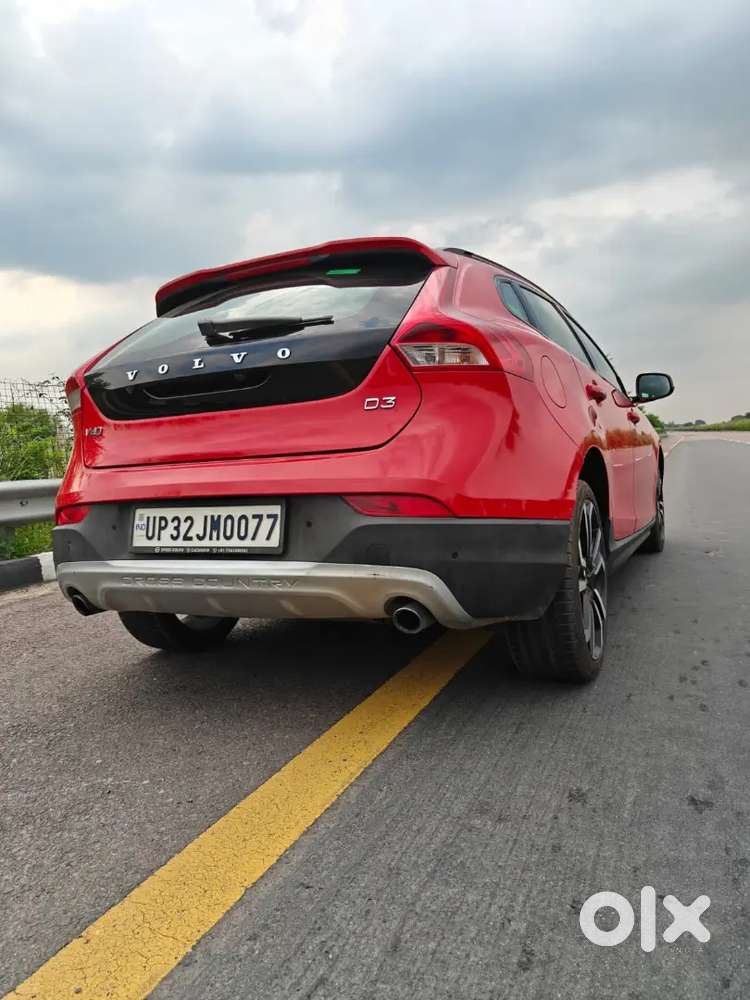 Volvo V40 Luxurious Car Segment