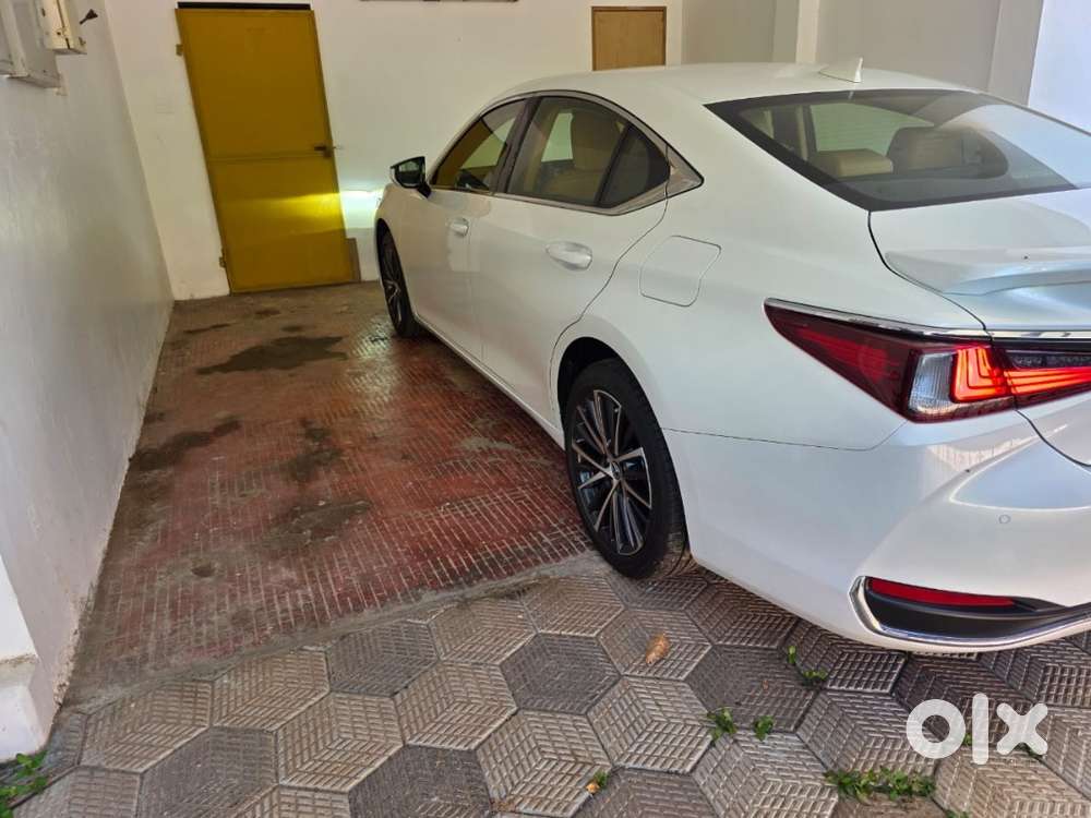 2023 Lexus Es 300h  Single Owner  Only 2,500 Km