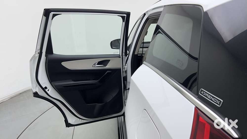 Mahindra Xuv700 2.0 Ax 7 Petrol At Str, 2024, Petrol
