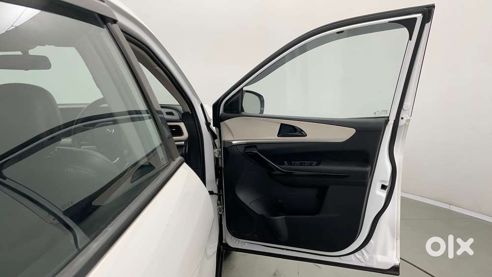 Mahindra Xuv700 2.2 Ax 5 Diesel At 7 Str, 2023, Diesel