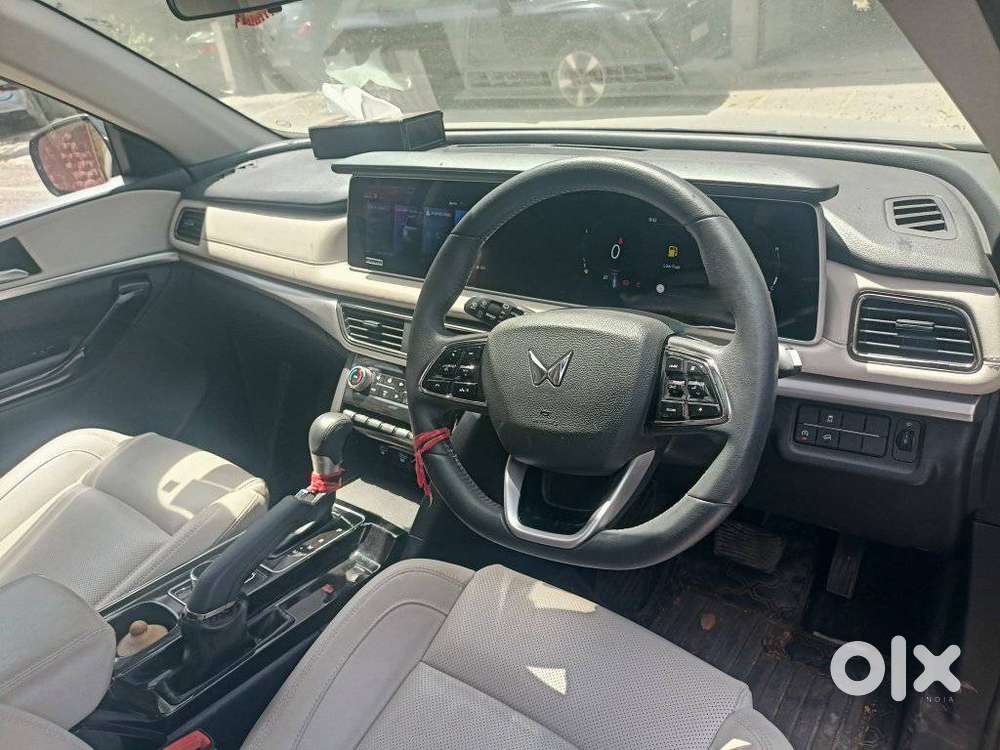 Mahindra Xuv700 2.0 Ax 7 Petrol At Str, 2024, Petrol