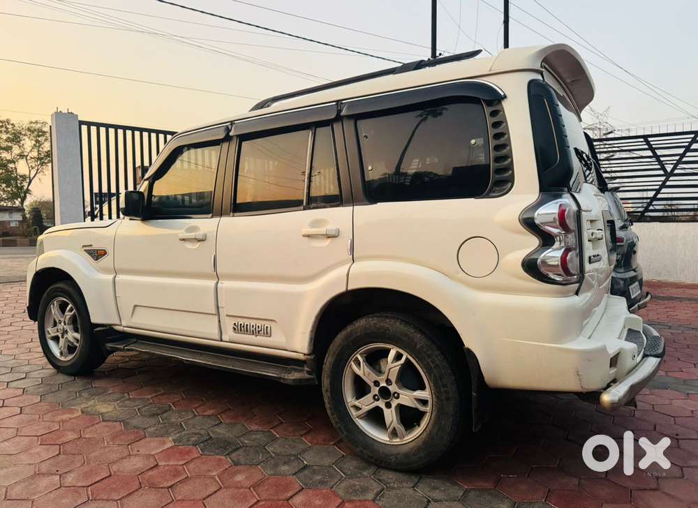 Mahindra Scorpio S10, 2016