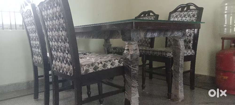 18 months old 6 table's daining table super