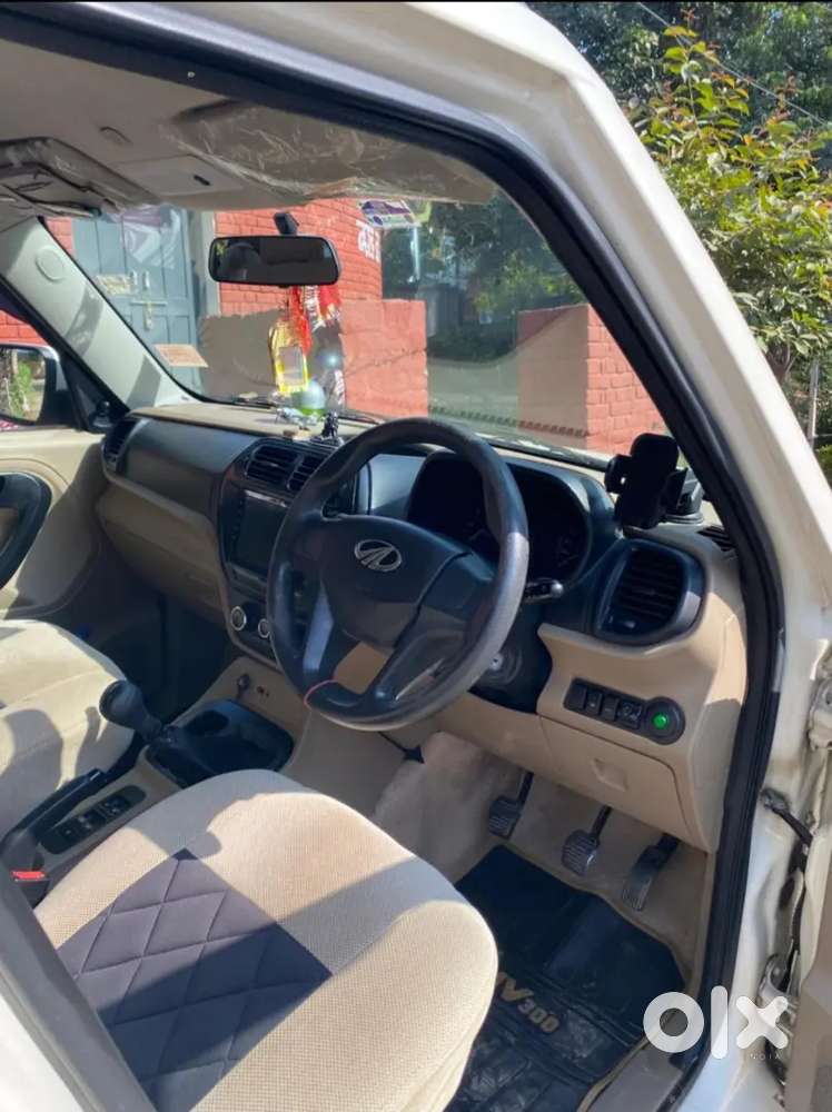 Mahindra Tuv 300. 6+  2017