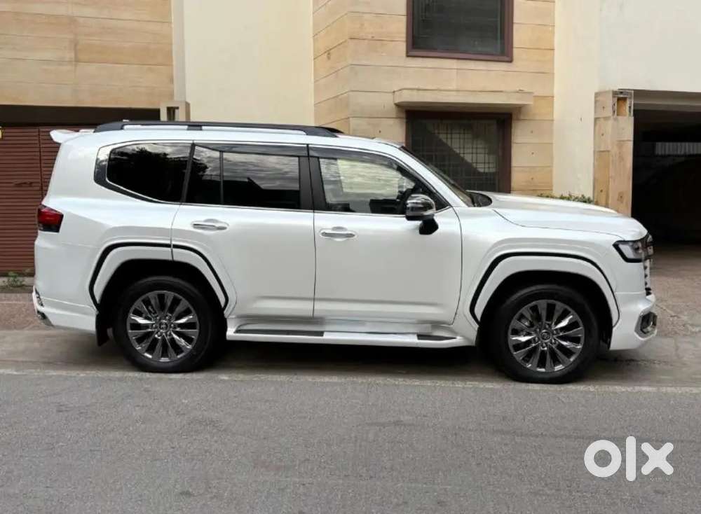 Toyota Land Cruiser 2025 Diesel 7200 Km Driven