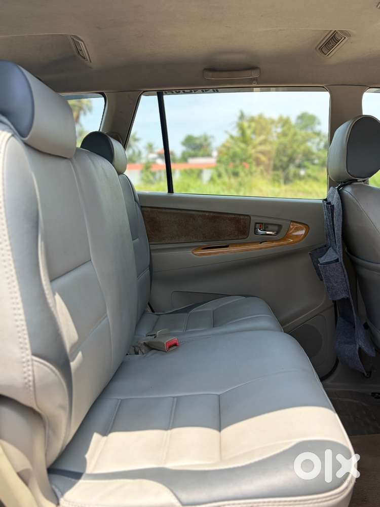 Toyota Innova 2.5 V Diesel 8-seater, 2009, Diesel