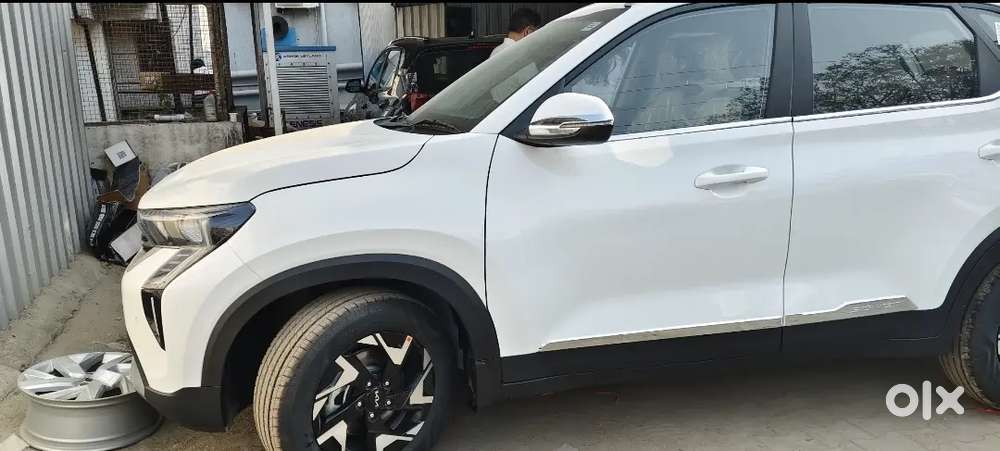Kia Sonet 2025 Petrol 1300 Km Driven Brand New