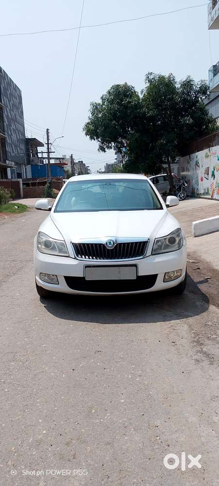 Skoda Laura Ambiente 2.0 Tdi Cr Manual, 2011, Diesel
