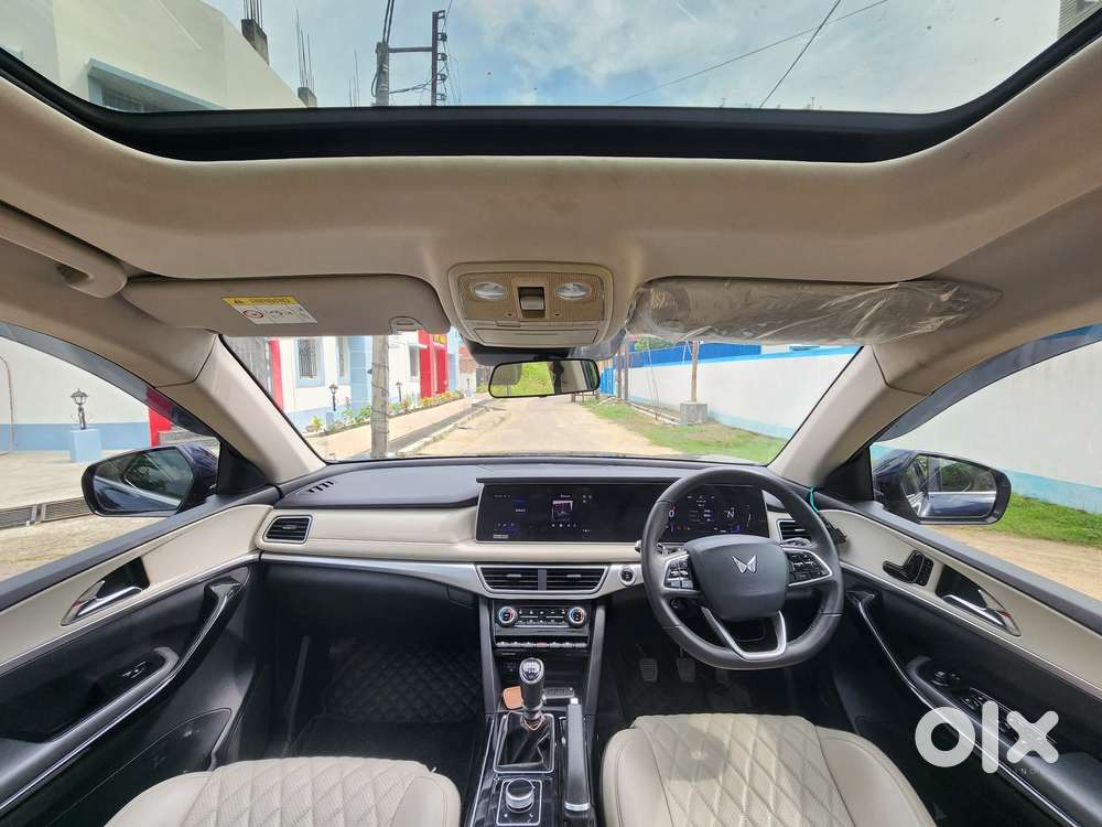 Mahindra Xuv700 2.0 Ax 7 Petrol Mt Str, 2022, Petrol