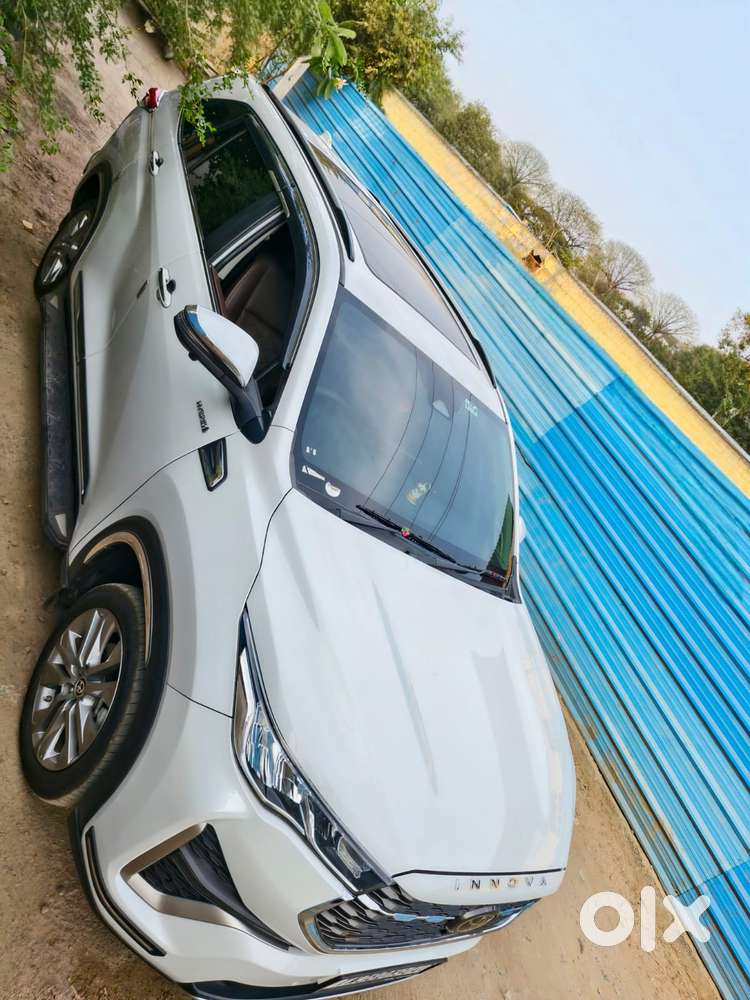 Toyota Innova Hycross